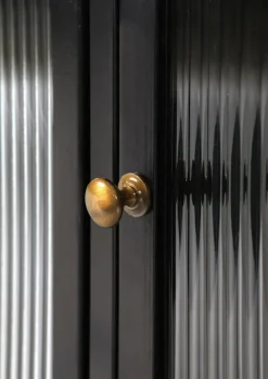 QUARTIER Sideboard 140 x 72 cm Platte Marmor weiß/Türfront Strukturglas